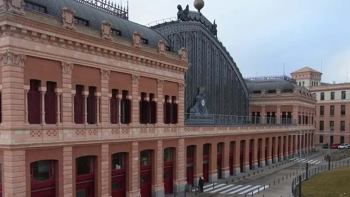 Madridin lentokentältä Atochan asemalle - juna, metro, taksi